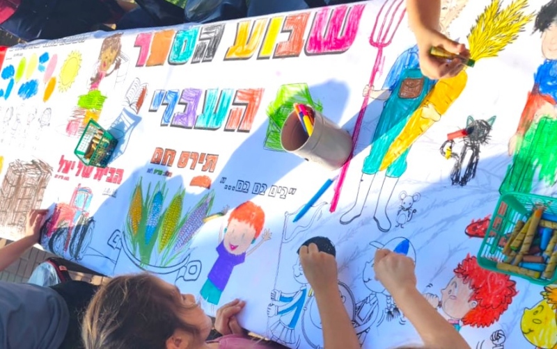 _פעילות הפעלה דף צביעה ענק הפסקה פעילה_שבוע הספר העברי בית ספר מרכז קהילתי רעיון יצירה